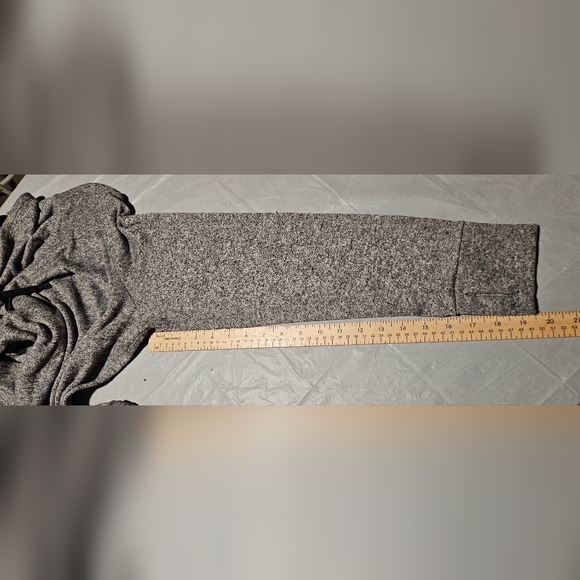 Old Navy Women's Sweatshirt Size XL - Picture 9 of 9